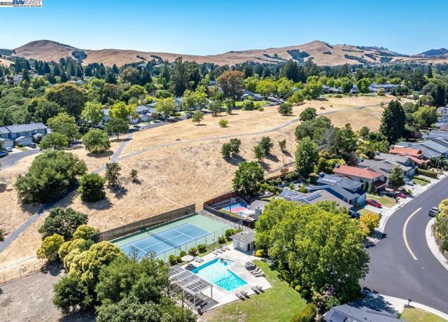 2485 Talavera Dr, San Ramon CA: https://media.crmls.org/mediaz/e2a96888-7267-4935-8ddc-26d00a119fb1.jpg