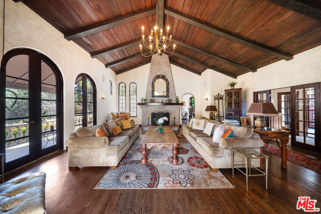 6615 Emmet Terrace, Los Angeles CA: https://media.crmls.org/mediaz/e2aa1615-5cd0-44b1-bd38-6c30bfc0e56f.jpg