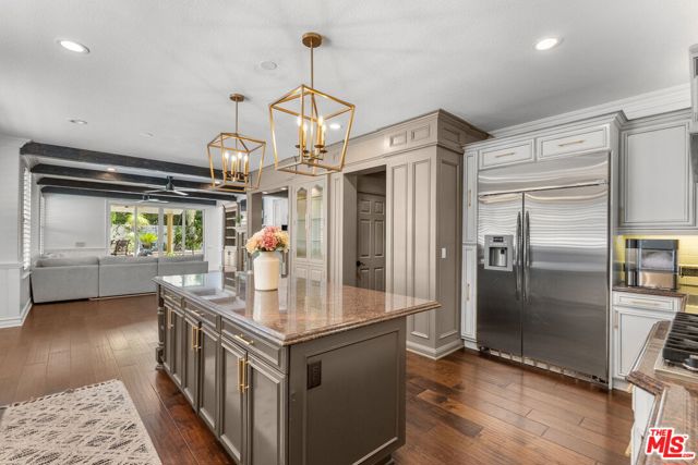 638 Oak Tree Court, Simi Valley CA: https://media.crmls.org/mediaz/e2aae67f-d36b-406d-9943-c6c037a0b8e5.jpg