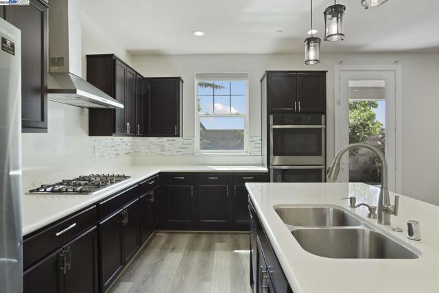 1503 S Oliveira Dr, Mountain House CA: https://media.crmls.org/mediaz/e2ab30cc-7c2c-46e8-a881-efde88f75f67.jpg