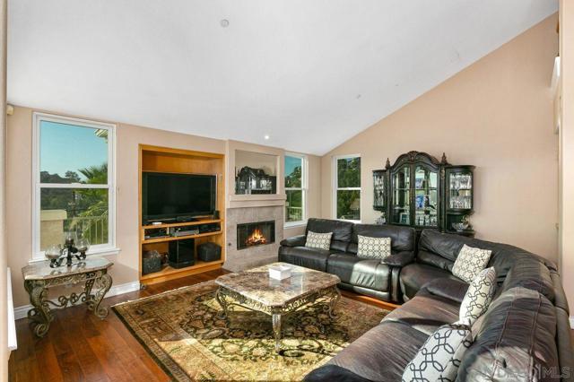 1566 Plantation Way, El Cajon CA: https://media.crmls.org/mediaz/e2ac0fae-267e-47b1-890c-900bdb032c43.jpg