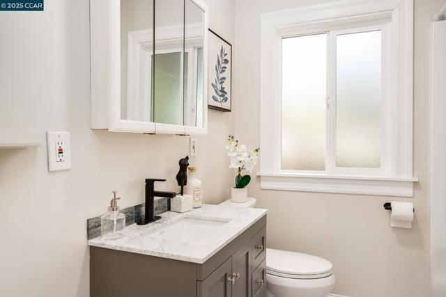 1019 Sir Francis Drake Blvd, San Anselmo CA: https://media.crmls.org/mediaz/e2acd572-d54a-404a-a2bc-5f9e4ba023e4.jpg