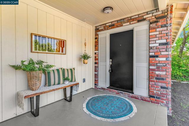 280 Sierra Dr, Walnut Creek CA: https://media.crmls.org/mediaz/e2acf782-77db-48bd-9fb6-5975bdad4848.jpg
