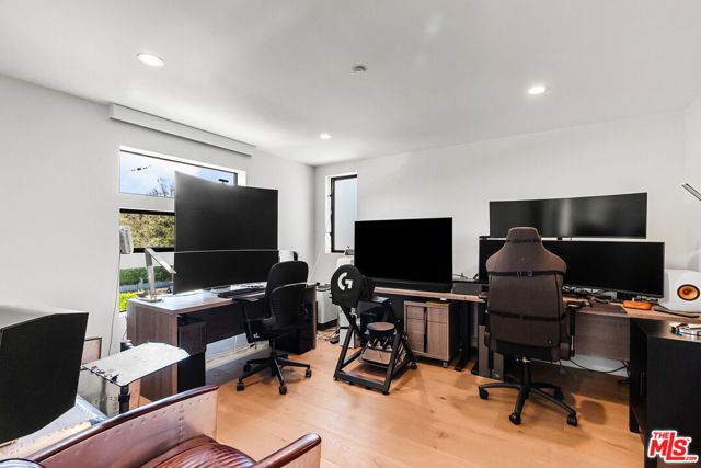 4338 Agnes Avenue, Studio City CA: https://media.crmls.org/mediaz/e2ae2e0f-95bf-4a3d-9f5b-b4fc7e8ae9a7.jpg