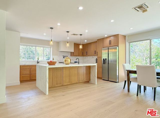 4108 Valley Vista Court, Sherman Oaks CA: https://media.crmls.org/mediaz/e2ae75da-dfeb-465e-90d0-e3f0e894eebf.jpg