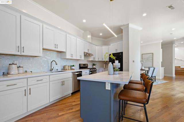 5915 Balboa Dr, Oakland CA: https://media.crmls.org/mediaz/e2ae8169-432d-49b1-84f1-ccc7d0d78642.jpg
