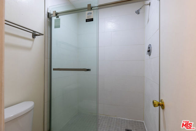 1033 6TH Street, Santa Monica CA: https://media.crmls.org/mediaz/e2afe5d2-4485-45fa-a11b-a27e2754d461.jpg