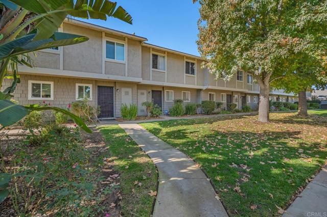 Detail Gallery Image 1 of 32 For 2112 E Vista Way #10,  Vista,  CA 92084 - 3 Beds | 2/1 Baths