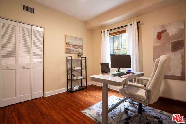 1331 N Sycamore Avenue, Los Angeles CA: https://media.crmls.org/mediaz/e2b27402-0a94-4da6-933b-1761fad60b14.jpg