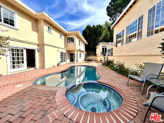 11502 Dona Teresa Drive, Studio City CA: https://media.crmls.org/mediaz/e2b3e50e-d475-4a06-aca0-969b75373beb.jpg