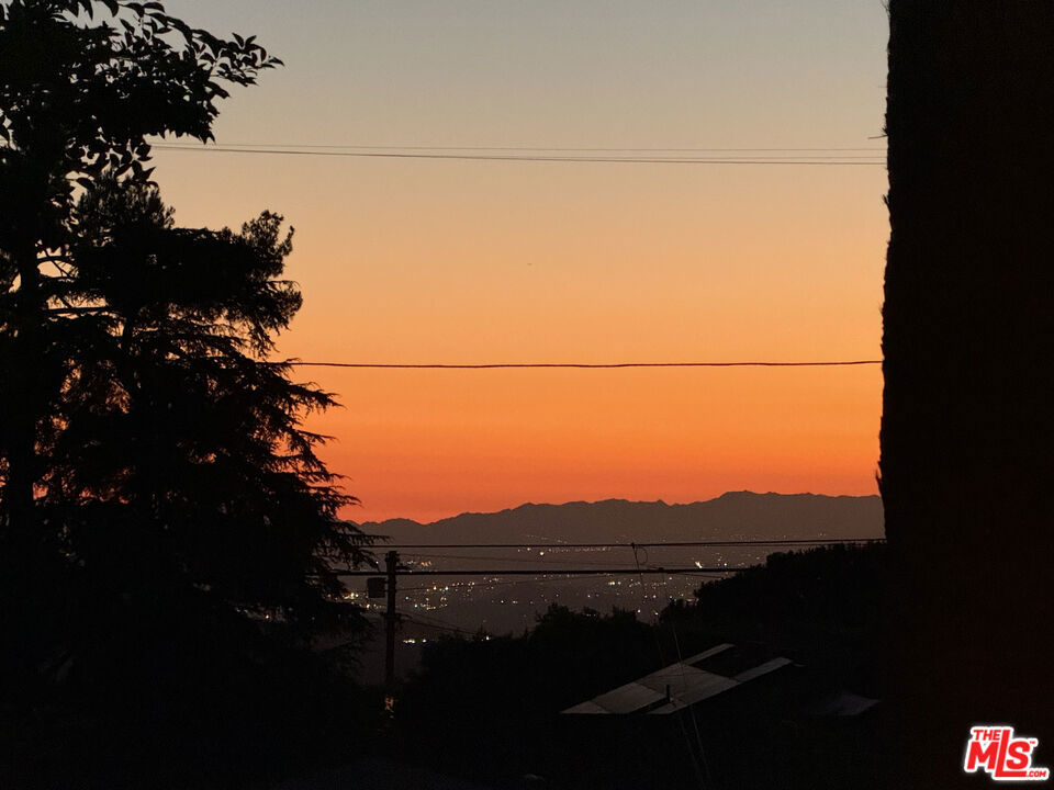 https://media.crmls.org/mediaz/e2b4ec24-9bcf-4b12-9fc3-8372ad545b6e.jpg?preset=X-Large