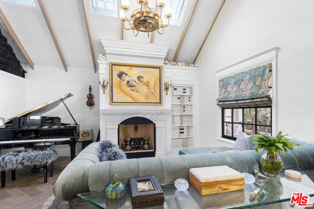 2116 3rd Street, Santa Monica CA: https://media.crmls.org/mediaz/e2b549f4-aeb9-4f99-9ab7-aadd130f44e0.jpg