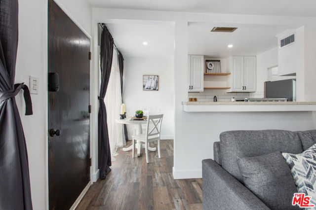 6915 Paseo Del Serra, Los Angeles CA: https://media.crmls.org/mediaz/e2b55c79-2f3f-43a9-a520-2f43ca88cee7.jpg
