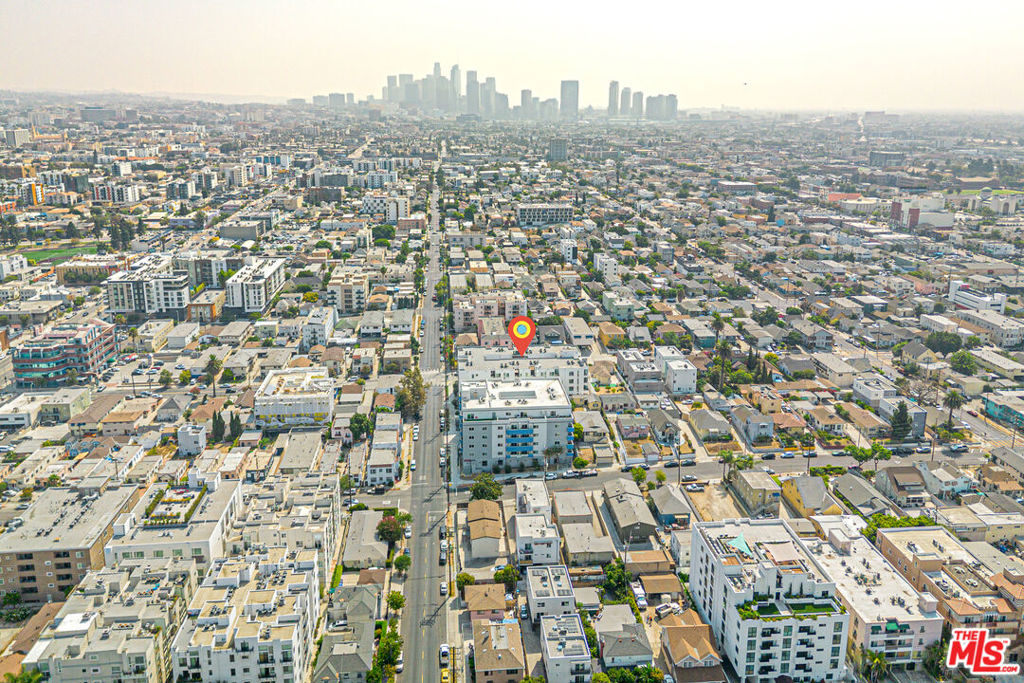 https://media.crmls.org/mediaz/e2b5c300-3cfa-4c50-b240-a97a3c371d1b.jpg?preset=X-Large