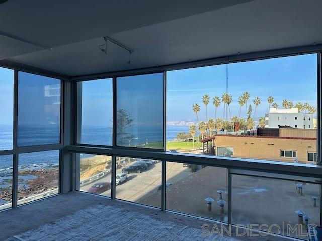 939 Coast Blvd, La Jolla CA: https://media.crmls.org/mediaz/e2b5ddc8-2ce1-4039-a95d-3fdb1c2c87ea.jpg