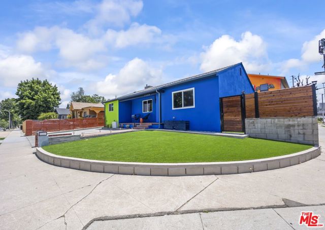 17660 Martha Street, Encino CA: https://media.crmls.org/mediaz/e2b5df06-feed-4a45-aff7-d55abe77f4f3.jpg