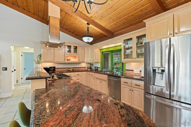 9835 Edgelake Dr, La Mesa CA: https://media.crmls.org/mediaz/e2b669bb-0d03-40f6-a2a1-ecaba15834d3.jpg