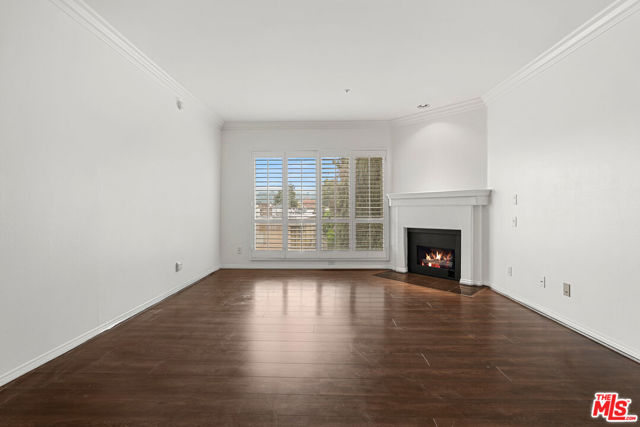 5224 Zelzah Avenue, Encino CA: https://media.crmls.org/mediaz/e2b6731b-d208-4f81-b4dd-7d91802fbf03.jpg