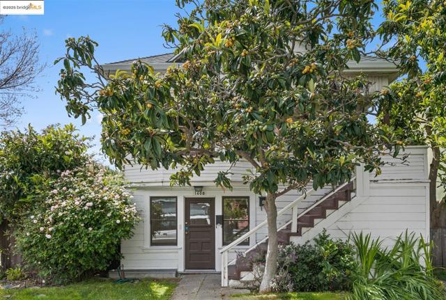 1406 Kains Ave, Berkeley CA: https://media.crmls.org/mediaz/e2b6a453-4ffd-4417-92f4-3a6b03c082c3.jpg