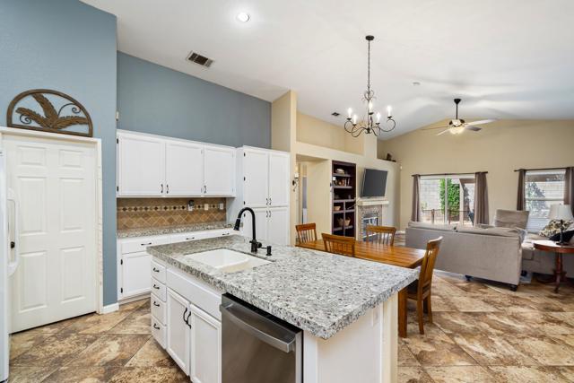 45315 Coldbrook Lane, La Quinta CA: https://media.crmls.org/mediaz/e2b6a6f9-8ee7-4a77-a52e-7c8fba1a01af.jpg