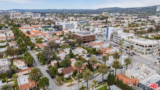 127 S Carson Road, Beverly Hills CA: https://media.crmls.org/mediaz/e2b8d0e3-3b07-412f-8bc3-71ef638941b3.jpg