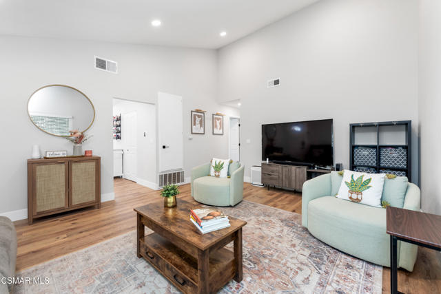 3268 Hilldale Avenue, Simi Valley CA: https://media.crmls.org/mediaz/e2b9065d-8562-42aa-8e70-c8510a3d560f.jpg