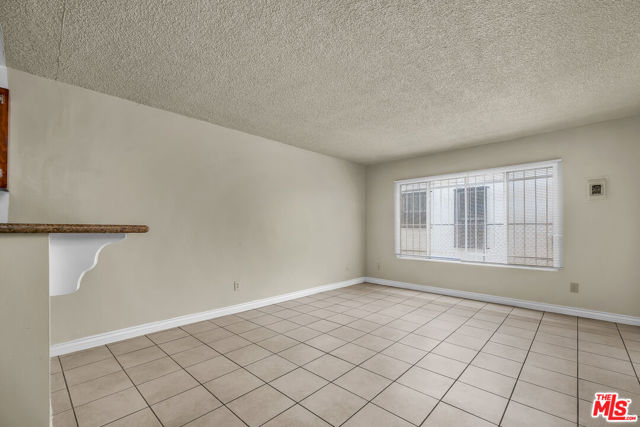 1095 W 39th Street, Los Angeles CA: https://media.crmls.org/mediaz/e2ba076e-c3ef-45bb-a350-b06755f95347.jpg