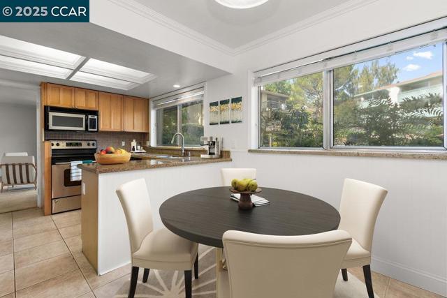 1617 Ptarmigan Dr, Walnut Creek CA: https://media.crmls.org/mediaz/e2ba7818-94d7-4e76-a2cc-37de9e401125.jpg