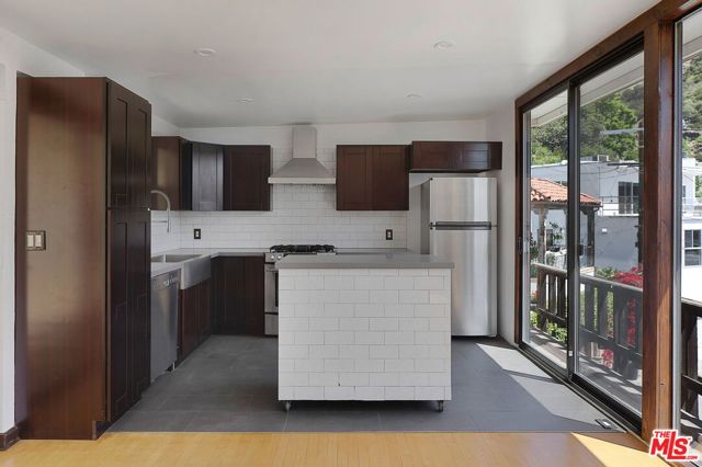 8629 Franklin Avenue, Los Angeles CA: https://media.crmls.org/mediaz/e2ba8def-4a70-4671-b69a-cd97ec96ff7b.jpg