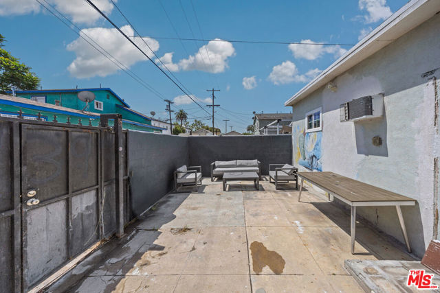 1286 W 39th Place, Los Angeles CA: https://media.crmls.org/mediaz/e2bae7cc-a4c4-41c4-bf82-2c6e601b53f0.jpg