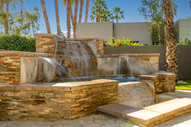 15 Sun Ridge Circle, Rancho Mirage CA: https://media.crmls.org/mediaz/e2bb2acc-4061-46fd-ab87-30975599877b.jpg