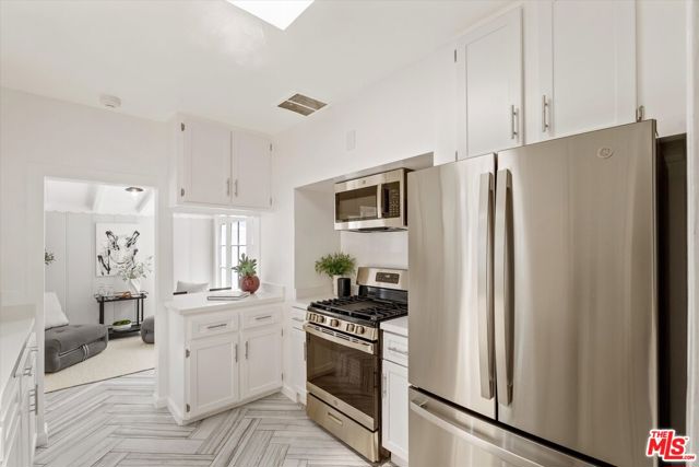 560 N Croft Avenue, West Hollywood CA: https://media.crmls.org/mediaz/e2bb7a7a-312e-4f2b-82a0-9a8a1fc1bd22.jpg