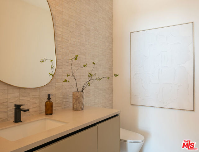 12752 Mulholland Drive, Beverly Hills CA: https://media.crmls.org/mediaz/e2bc1998-85e9-4eb1-acfe-b5478edcba99.jpg