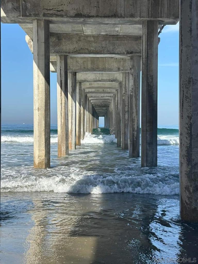 https://media.crmls.org/mediaz/e2bc1e0b-abfc-4112-85ad-45b553558eab.jpg?preset=X-Large