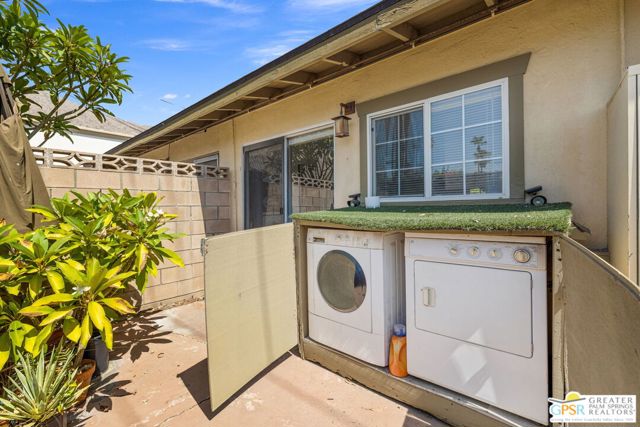 587 S Calle Ajo, Palm Springs CA: https://media.crmls.org/mediaz/e2bceb58-c156-4278-b256-7fcb88cba3c7.jpg
