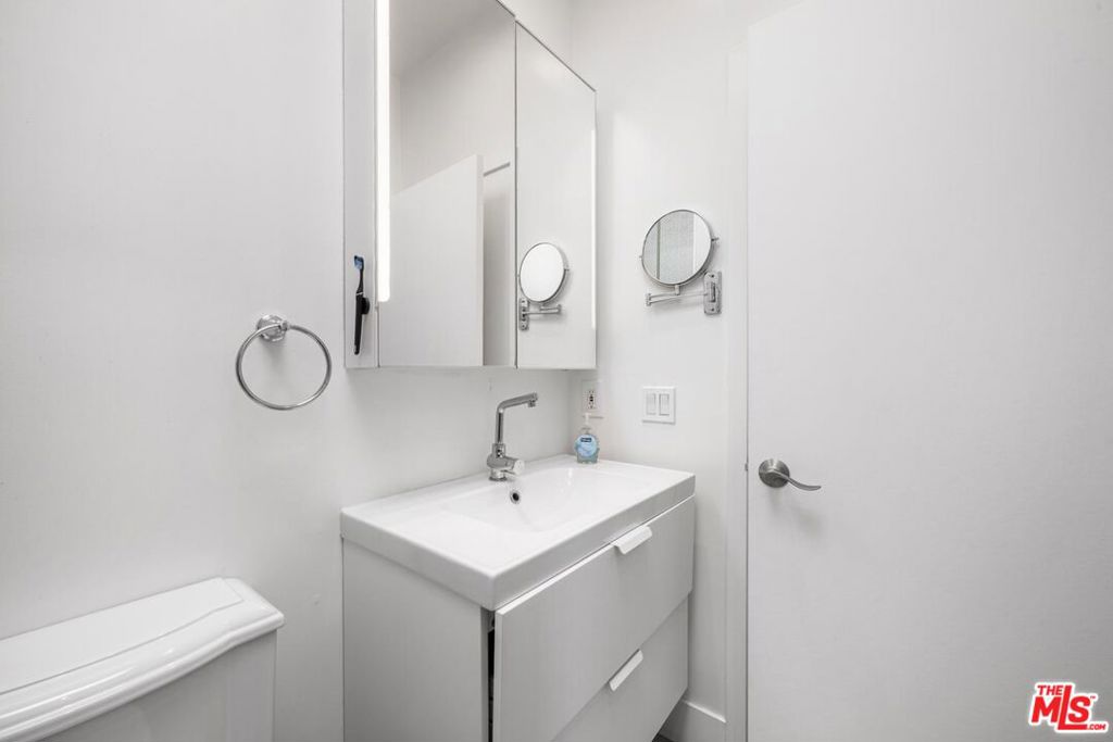https://media.crmls.org/mediaz/e2bd39f6-f859-4bab-a0f1-4e0cdcddb292.jpg?preset=X-Large