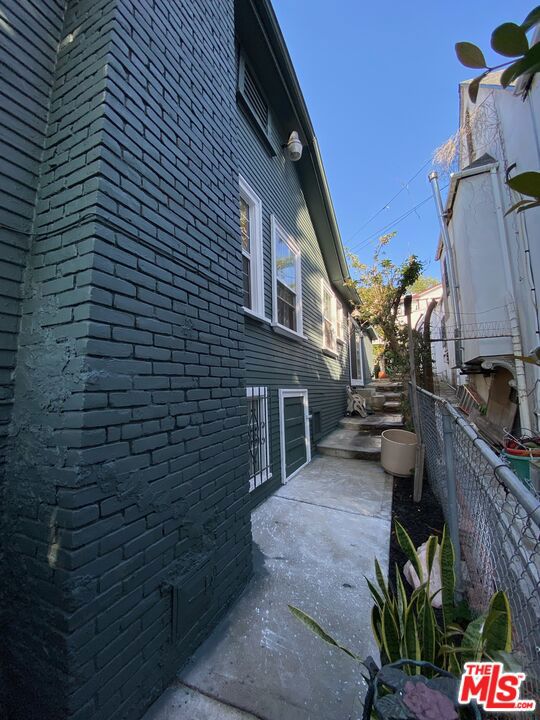 806 Oxford Avenue, Los Angeles, California 90029, 4 Bedrooms Bedrooms, ,2 BathroomsBathrooms,Single Family Residence,For Sale,Oxford,23282607