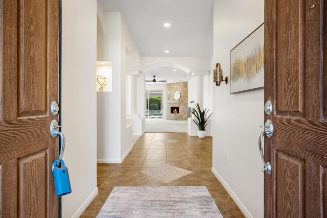 40747 Palm Court, Palm Desert CA: https://media.crmls.org/mediaz/e2be89e1-1109-4965-acc3-4c8ceaf9064e.jpg