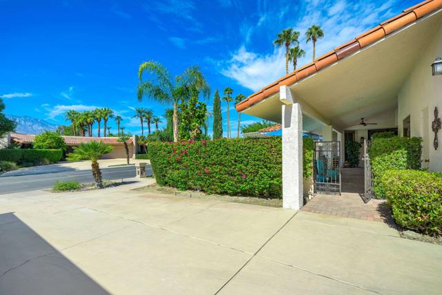 66 Dartmouth Drive, Rancho Mirage CA: https://media.crmls.org/mediaz/e2bf030c-8718-4c81-bd89-09f770f209bb.jpg