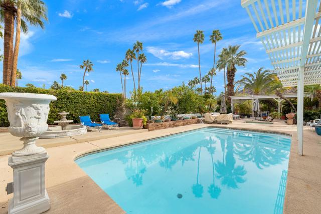 968 N Fairview Circle, Palm Springs CA: https://media.crmls.org/mediaz/e2bf14e2-a354-46f6-b6c0-485710f2b0d8.jpg