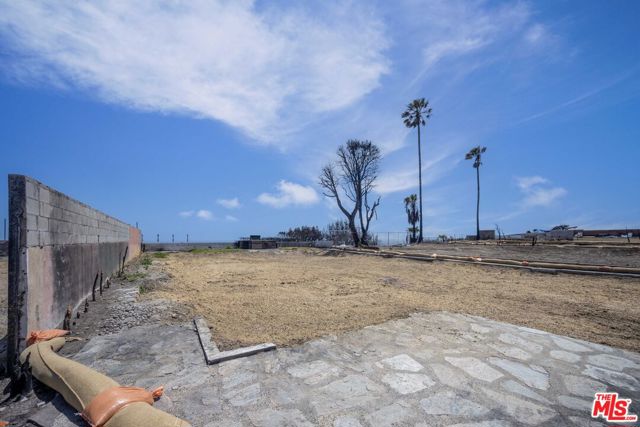 18428 Clifftop Way, Malibu CA: https://media.crmls.org/mediaz/e2c0828a-51c3-4e02-956d-745edfa240d7.jpg