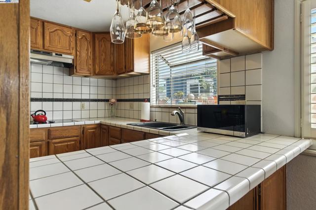 923 90Th Ave, Oakland CA: https://media.crmls.org/mediaz/e2c0e330-0714-4294-b276-7e24078767a6.jpg