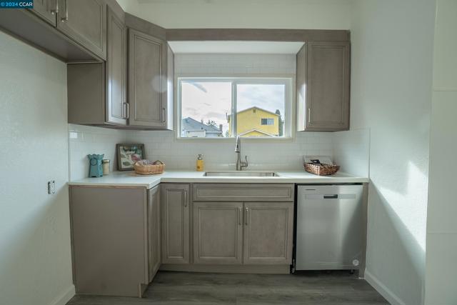 Image 17 of 32 For 2709 California St