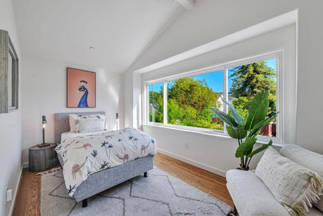 3704 Fair Oaks Avenue, Menlo Park CA: https://media.crmls.org/mediaz/e2c287a2-9915-4bb0-a5a5-ddf0ec6f1076.jpg