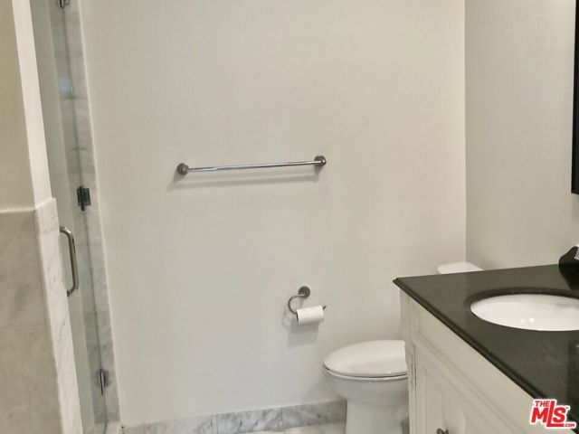 1097 S Bedford Drive, Los Angeles CA: https://media.crmls.org/mediaz/e2c2911c-bd0b-4fa8-bc7e-f0e27bba2858.jpg