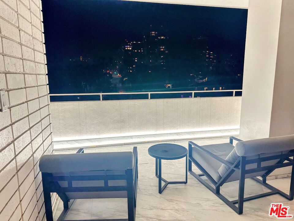 https://media.crmls.org/mediaz/e2c3873e-af5a-45f5-ad3a-4bc771648433.jpg?preset=X-Large