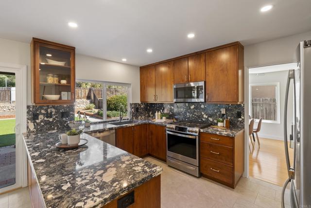 Detail Gallery Image 11 of 49 For 11458 via Promesa, San Diego,  CA 92124 - 4 Beds | 2/1 Baths