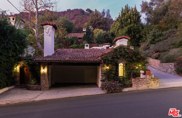 9301 Cherokee Lane, Beverly Hills CA: https://media.crmls.org/mediaz/e2c4590b-a2a8-4046-97db-e9648fd169ba.jpg