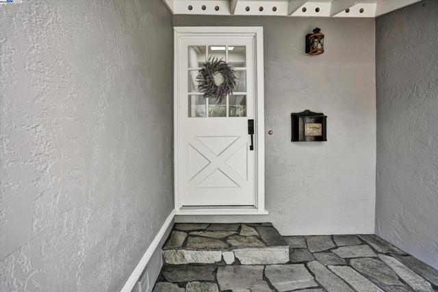 33039 Palmetto Dr, Union City CA: https://media.crmls.org/mediaz/e2c500b3-3948-4c3a-b62f-b065f22945a3.jpg