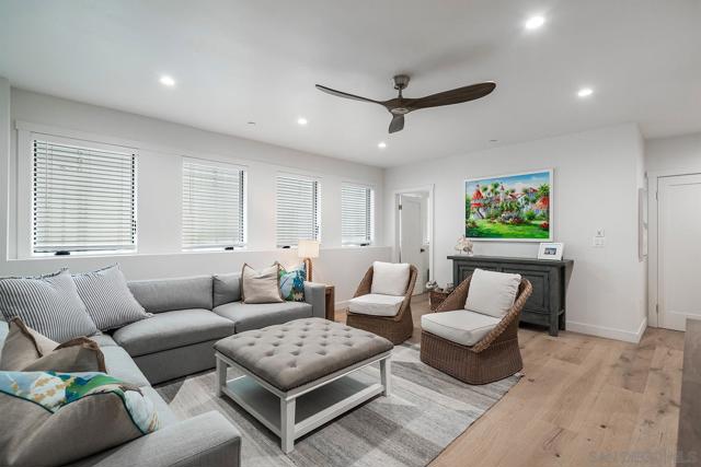 924 D Avenue, Coronado CA: https://media.crmls.org/mediaz/e2c57204-ed6b-4cdf-9fd9-c98b17959902.jpg
